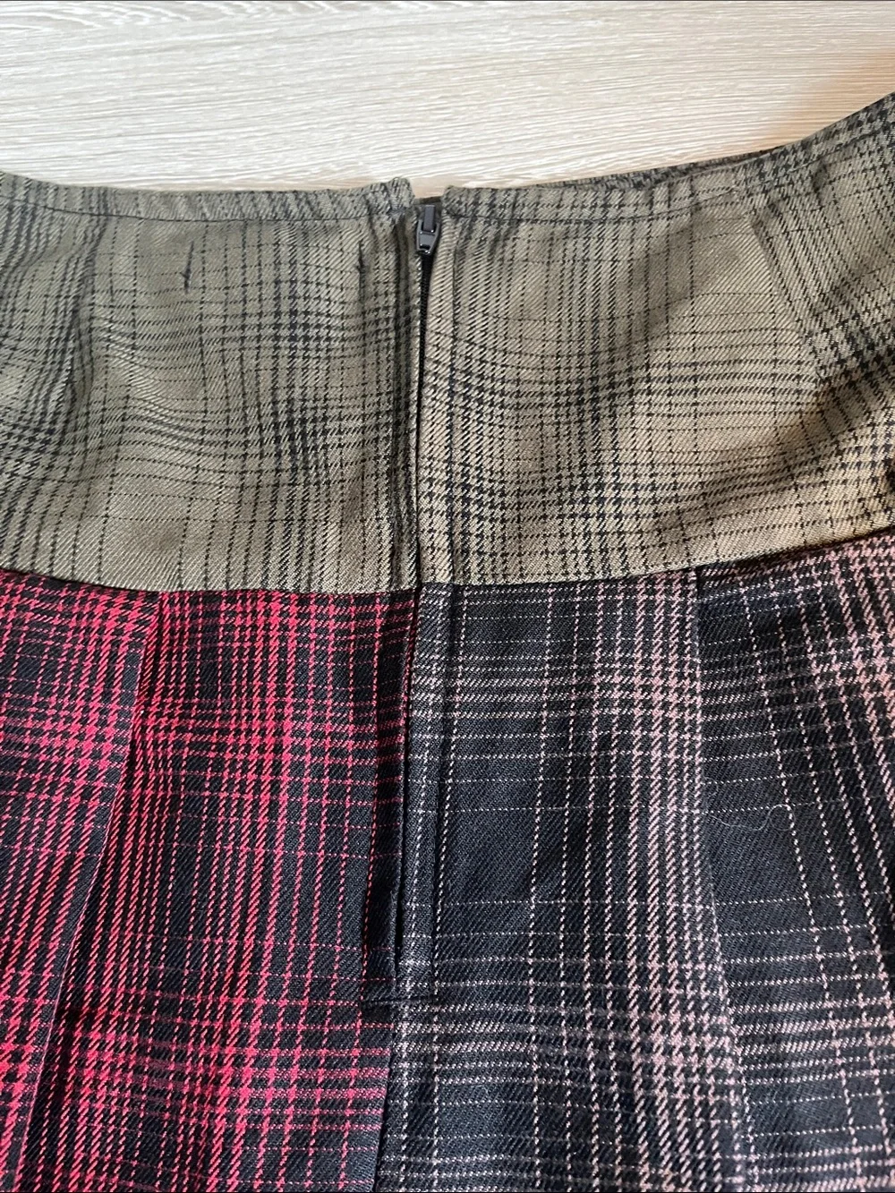 Two-Tone Plaid Pleated Mini Skirt - Red and Black